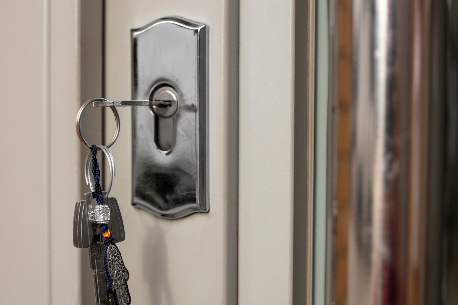 metallic-key-door-lock